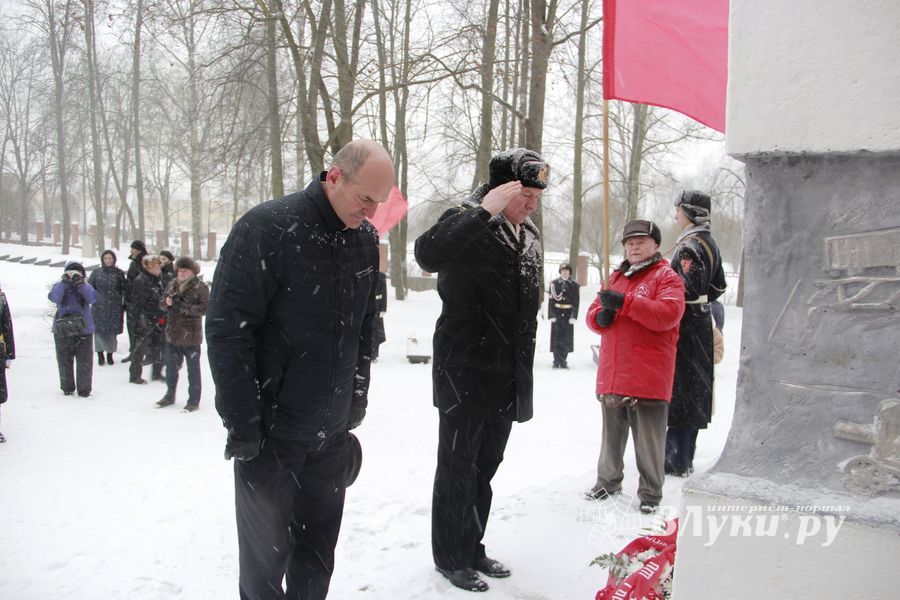 Великолучане возложили цветы на братском мемориальном захоронении (ФОТО)
