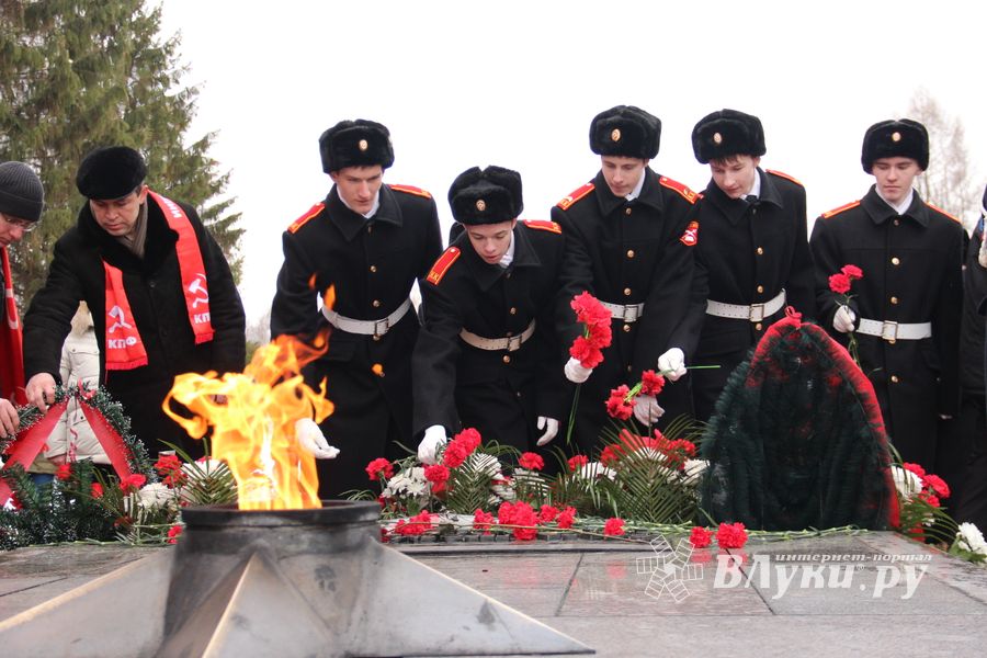 У Вечного огня в Великих Луках прошёл торжественный митинг (фото)