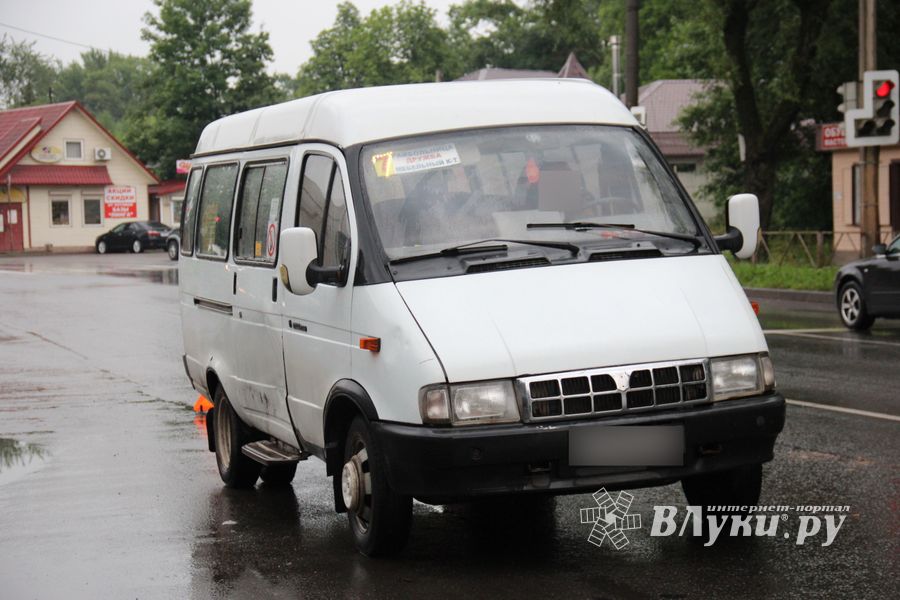 В Великих Луках автомобиль протаранил ограждение и «припарковался» на остановке (ФОТО)