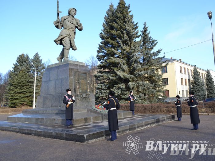 День защитника отечества в Великих Луках отметили памятным митингом и салютом