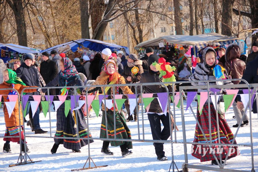 Широко отметили Масленицу в Великих Луках (ФОТО)