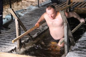 В Великих Луках проходят крещенские купания (ФОТО)