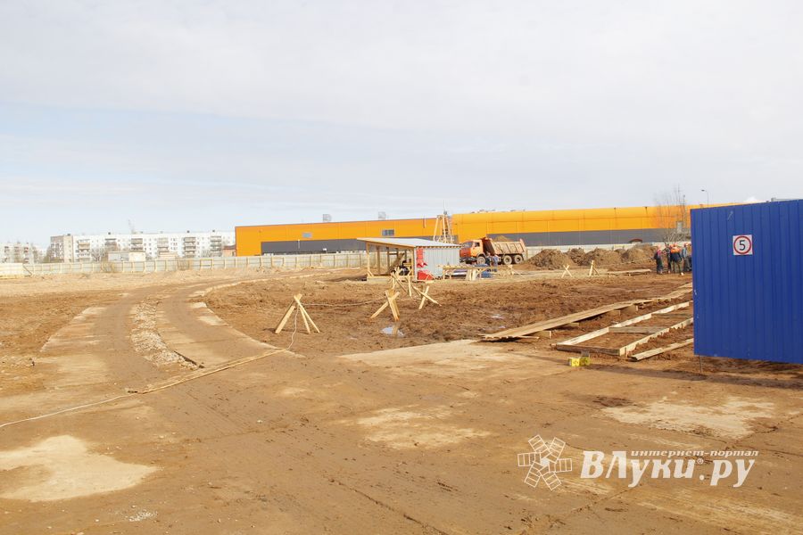 На стройплощадке нового физкультурного комплекса завершена разработка котлована под здание ледового катка