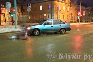 ​В Великих Луках водитель, лишенный прав, сбил женщину на пешеходном переходе (ФОТО)