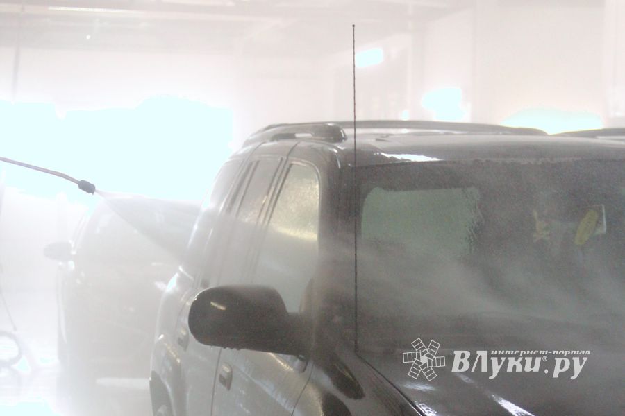 Автомойка в Великих Луках дарит подарки в День автомобилиста (ФОТО)