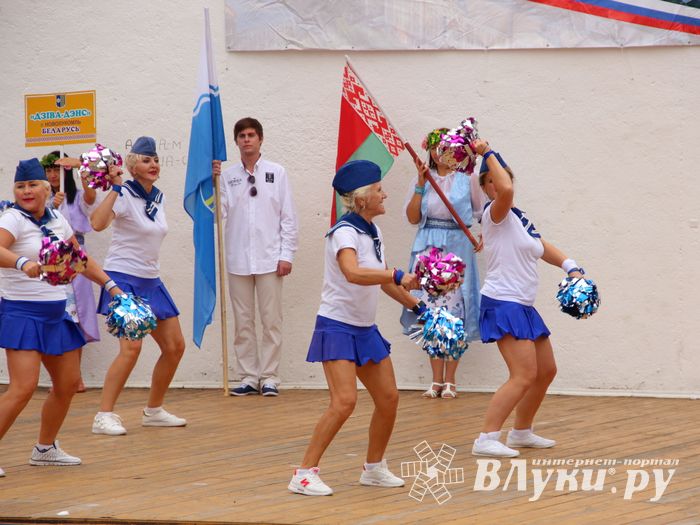 В Великих Луках проходит Международный фестиваль-конкурс среди мажореток и барабанщиц (ФОТО)