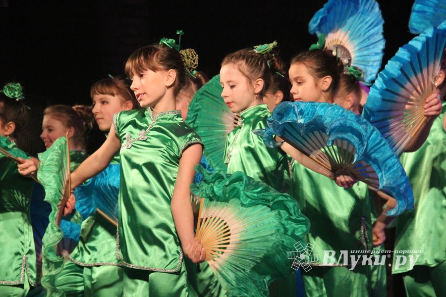 Юные артисты ГДК им. Ленина поздравили мам с праздником (ФОТО)