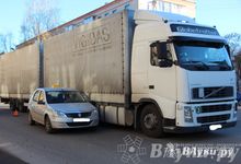 В Великих Луках на проспекте Гагарина не смогли разъехаться фура и такси (ФОТО)