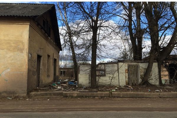 Бардак на территории кондитерской фабрики в Великих Луках (фото)