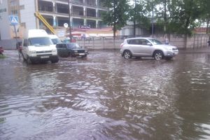 Ливень в городе: некоторые улицы Великих Лук затоплены (фото)