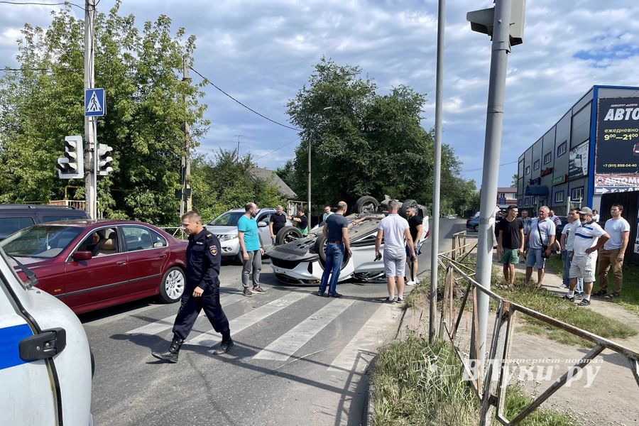 Серьёзное ДТП на перекрёстке Великих Лук (ФОТО)