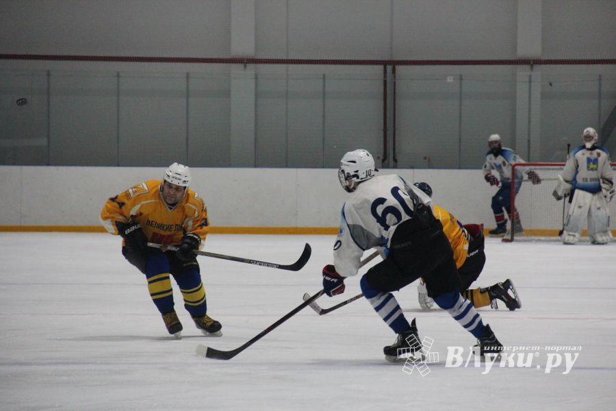 Две великолукские команды хоккеистов одержали победы в домашних матчах (ФОТО)