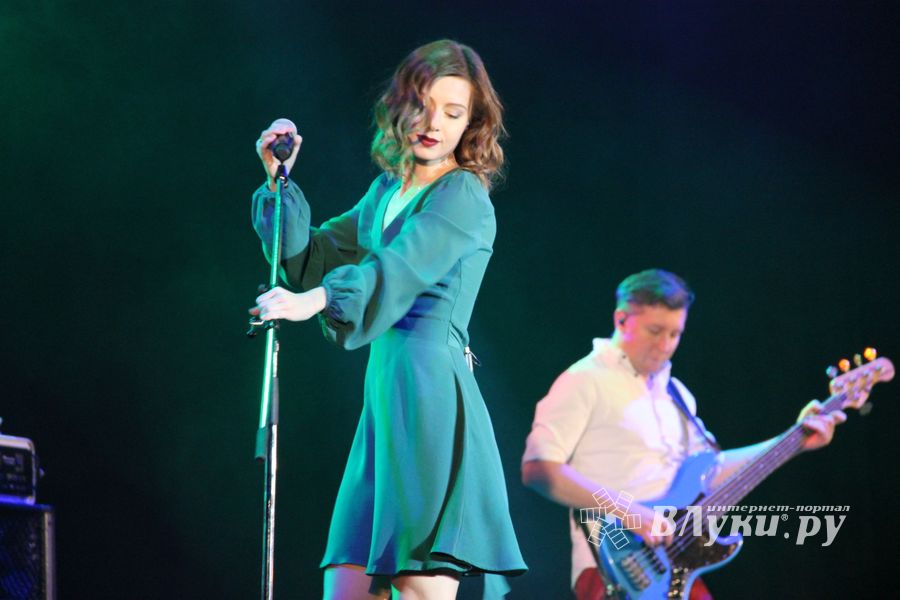 В Великих Луках состоялся концерт Юлии Савичевой (фото)