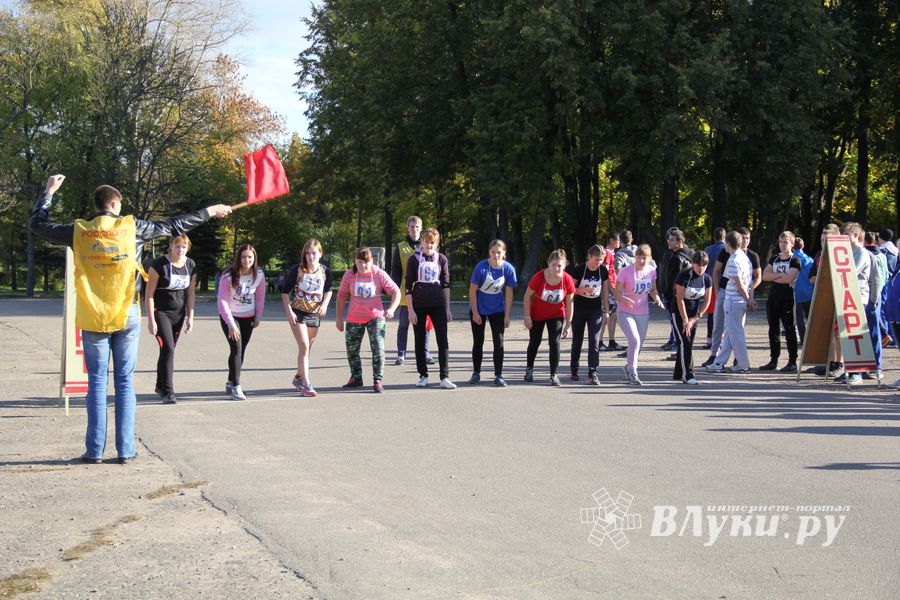 Легкоатлетический осенний кросс прошел в Великих Луках (фоторепортаж)