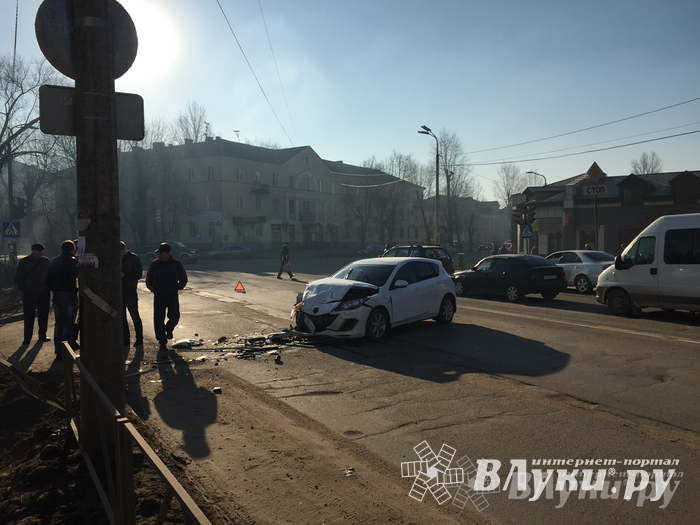 В Великих Луках столкнулись Мерседес и Мазда (фото)