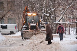 В великолукском дворе замечен трактор, убирающий снег