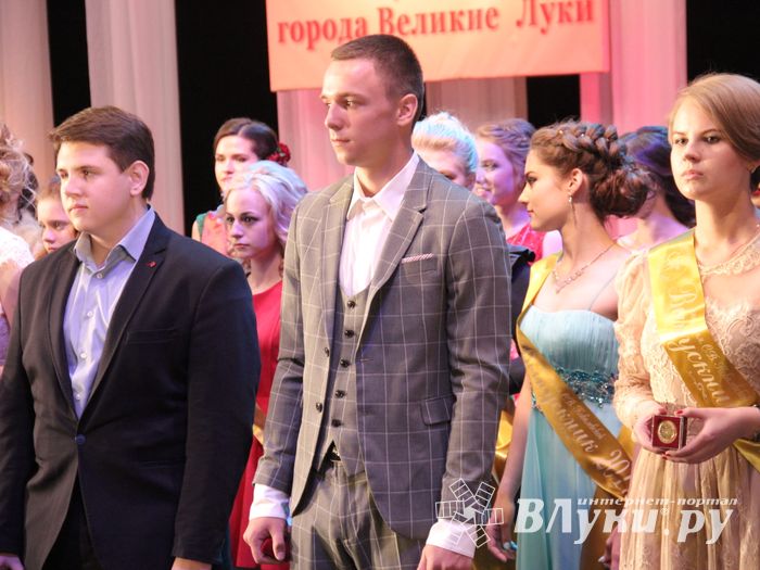 В Великих Луках выпускникам вручили медали «За особые успехи в учении» (ФОТО)