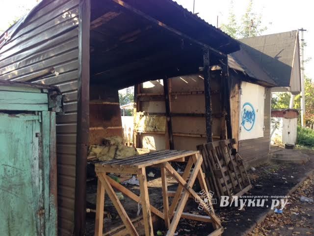 В Великих Луках сгорел торговый павильон (фото)