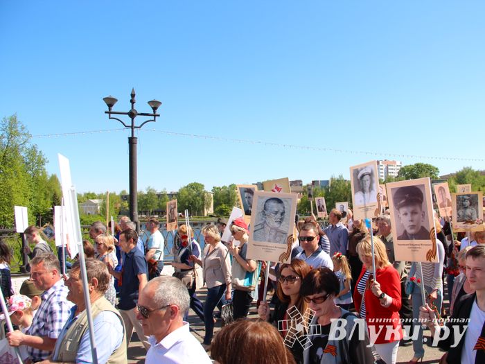 По центральному проспекту Великих Лук прошёл  «Бессмертный полк» (0+) (ФОТО)