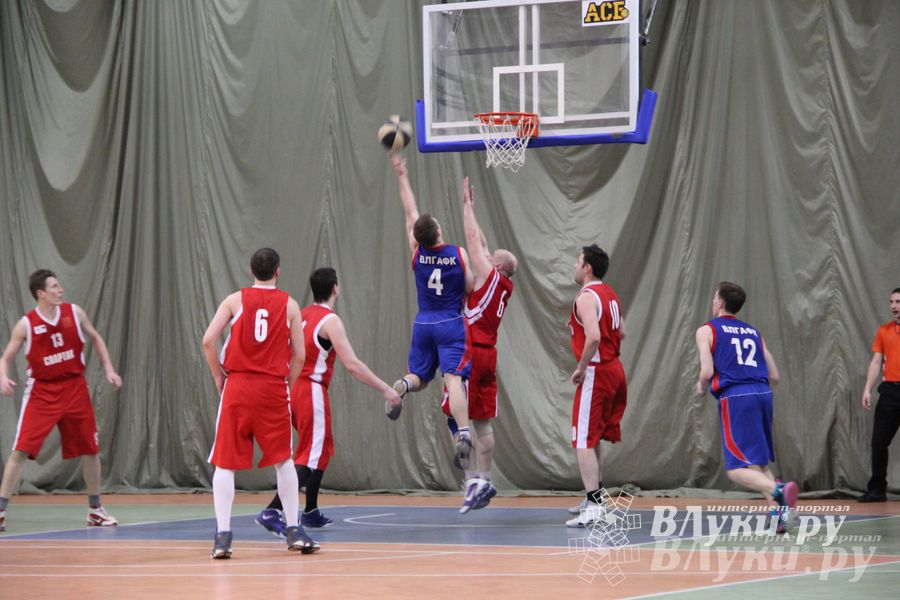 В Великих Луках проходит Открытый Чемпионат г. Великие Луки по баскетболу (фото)