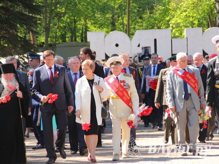 По центральному проспекту Великих Лук прошёл  «Бессмертный полк» (0+) (ФОТО)