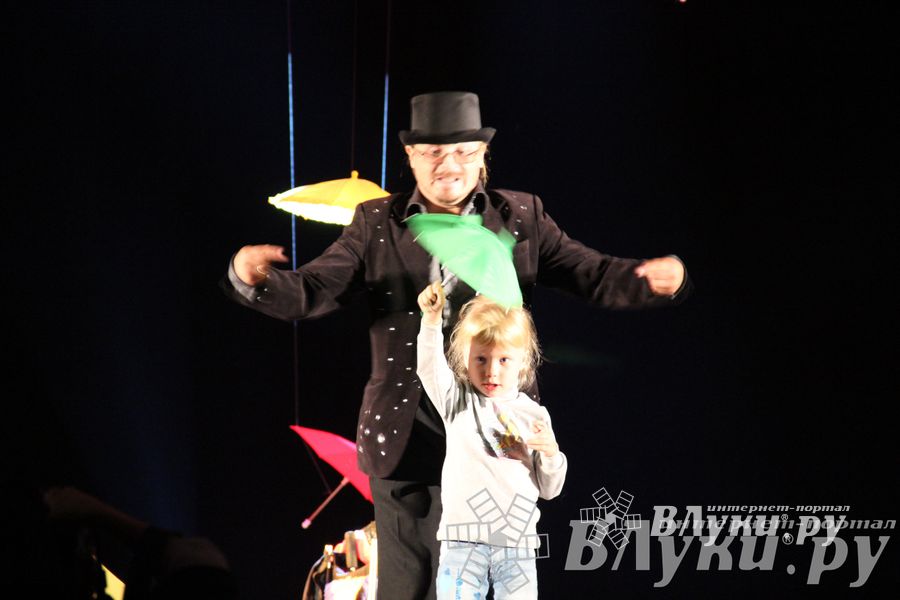 Шоу магических зонтиков и мыльных пузырей увидели юные великолучане