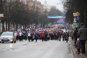 В Великих Луках прошло праздничное шествие (ФОТО)