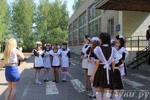 В Великих Луках прозвенели «Последние звонки»