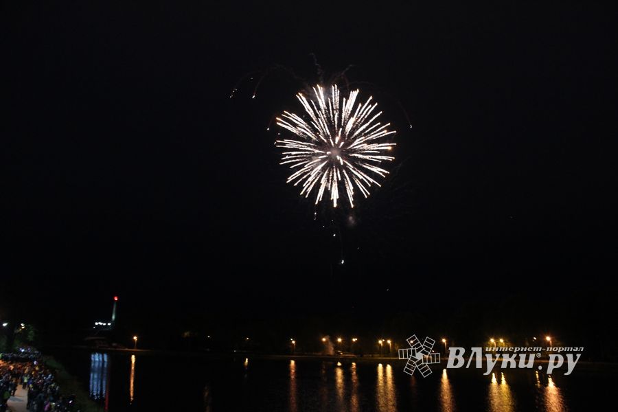 В Великих Луках прогремел праздничный салют в честь Дня Победы (ФОТО)