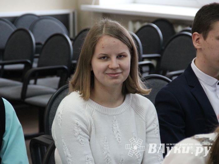 В Великих Луках наградили самых умных школьников