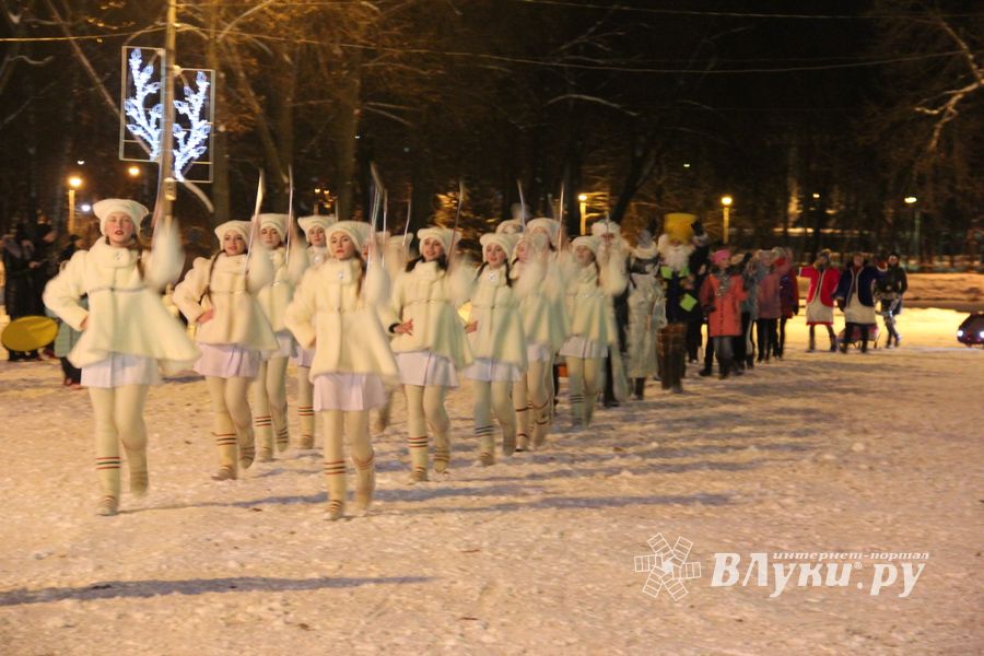В Великих Луках зажглась новогодная ёлка (ФОТО)