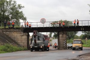В Великих Луках движение по одной из полос под ж/д путепроводом Лазавица закрыто (ФОТО)