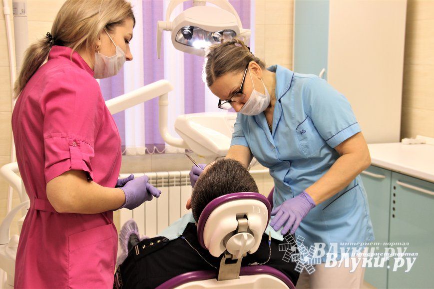 «Денталюкс» поздравляет и приглашает