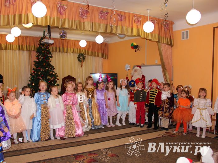 В Великие Луки пришла пора новогодних утренников (ФОТО)