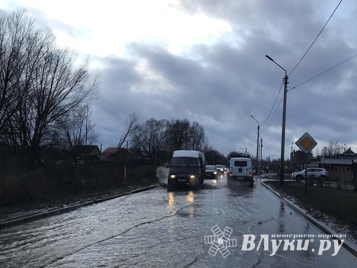 На улице Гражданской прорвало трубу (ФОТО; ВИДЕО)