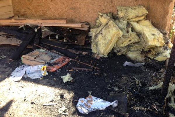 В Великих Луках сгорел торговый павильон (фото)