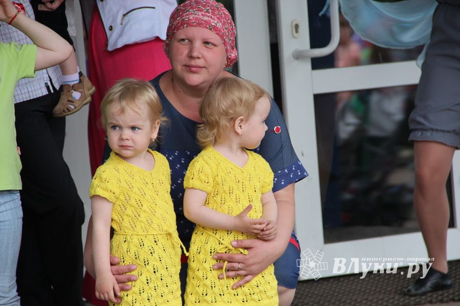 В Великих Луках чествовали близнецов (ФОТО)