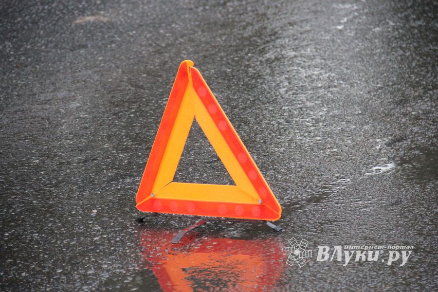 В Великих Луках автомобиль протаранил ограждение и «припарковался» на остановке (ФОТО)