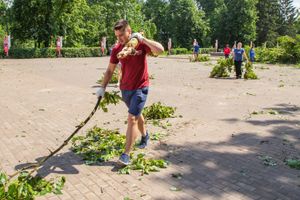 Небезразличные великолучане помогают убрать город после урагана (ФОТО)