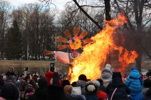 Масленичные гуляния прошли в Великих Луках (ФОТО)