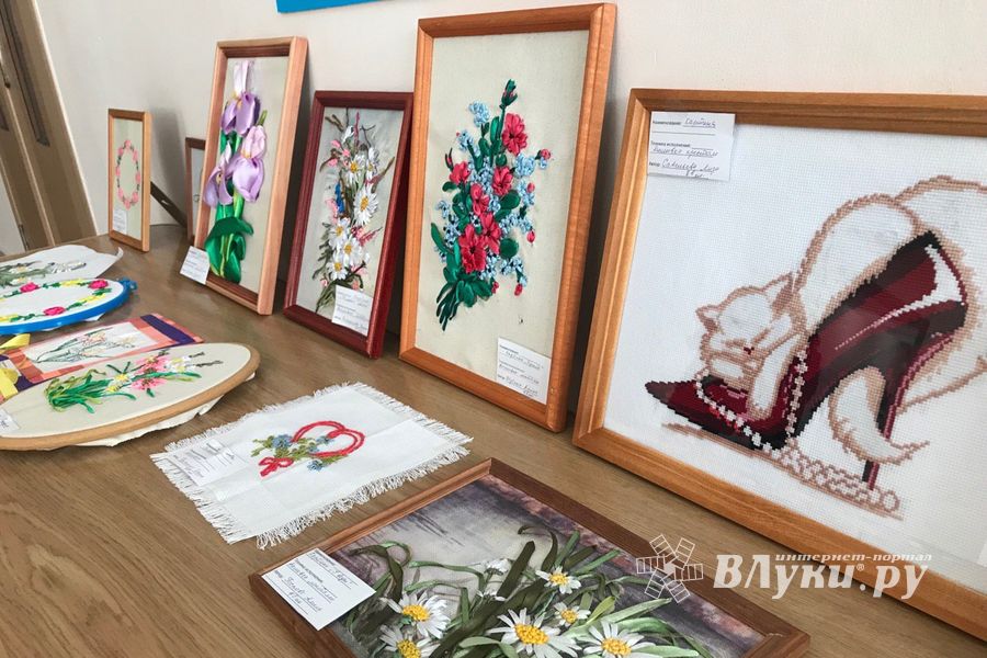 В школе №13 проходит выставка творческих работ учащихся (ФОТО)