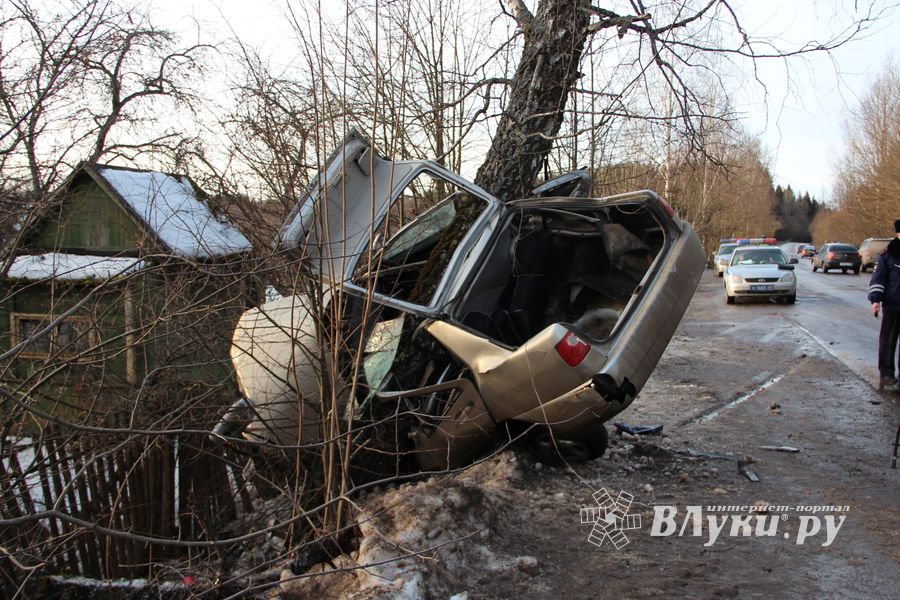 Смертельное ДТП на выезде из Великих Лук (ФОТО)