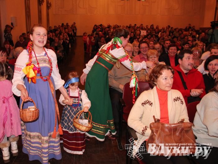 Рождественский концерт ансамбля «Заряница» прошел в Великих Луках (фото)