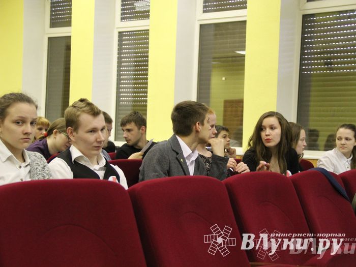 В Великих Луках прошла игра «Молодой политик» (фото)