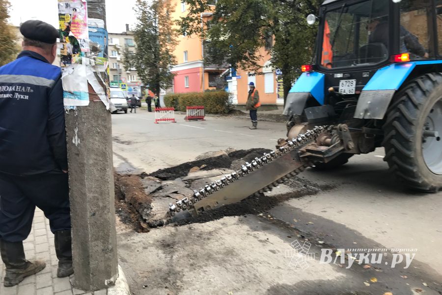 Из-за аварии водопровода перекрыт участок улицы Л. Толстого в Великих Луках (ФОТО)