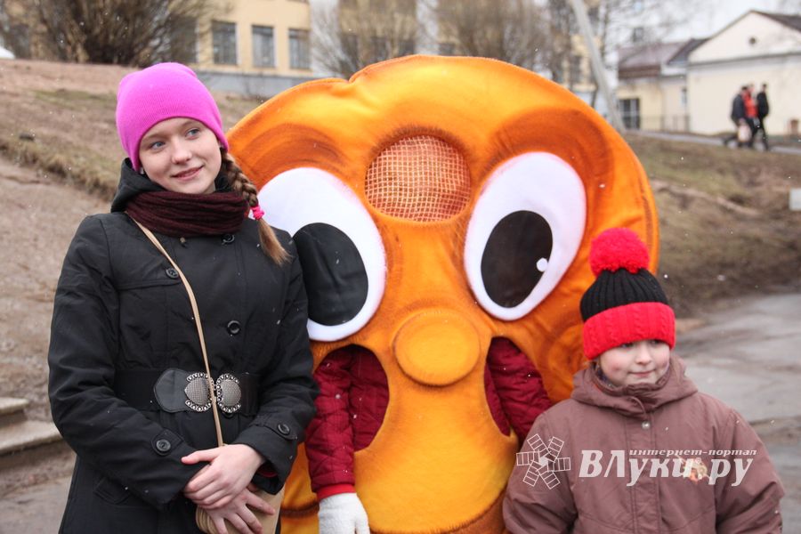 В Великих Луках сожгли Масленицу (фото)