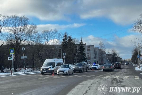 В Великих Луках произошло ДТП (ФОТО)