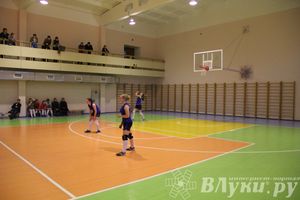 В Великих Луках проходит турнир по волейболу среди женских команд (фото)