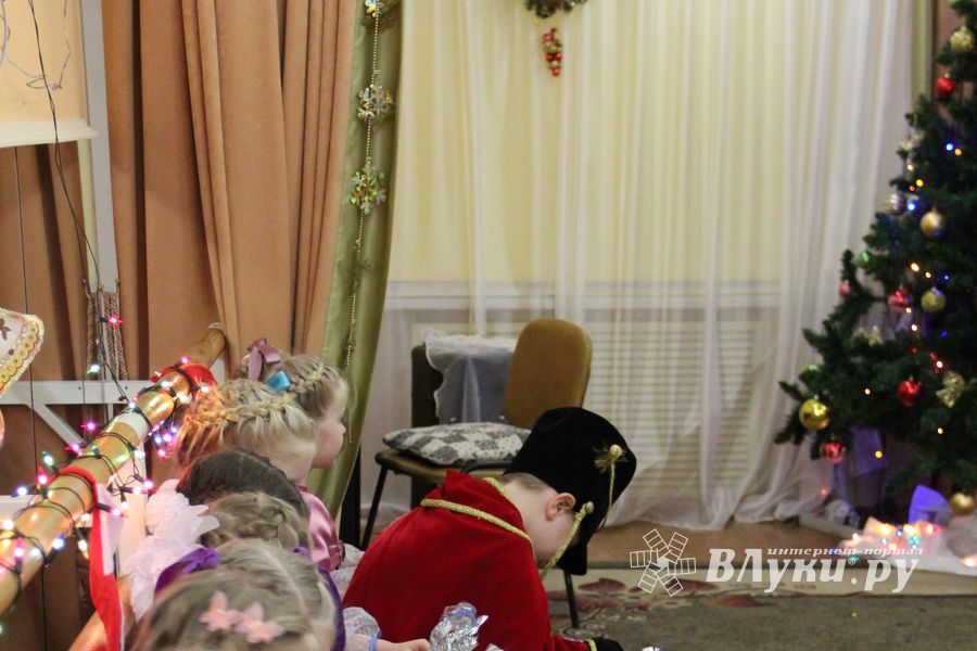 В Великие Луки пришла пора новогодних утренников (ФОТО)