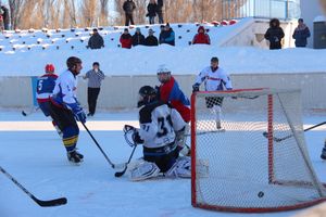 Великолукский хоккей: много забитых шайб, немного потасовок и разбитых лиц (фото)